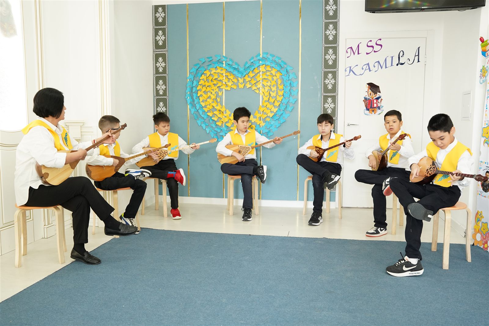 Кружок домбры в Arna School: дети играют на домбре