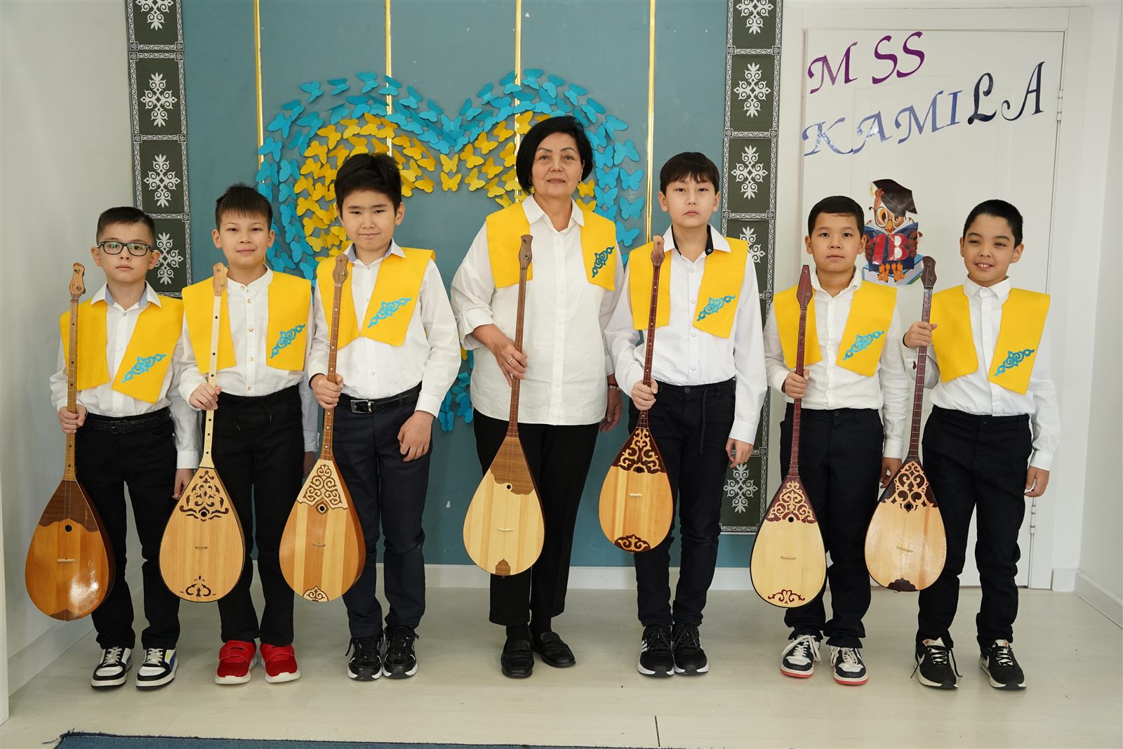 Ансамбль домбристов Arna School с педагогом