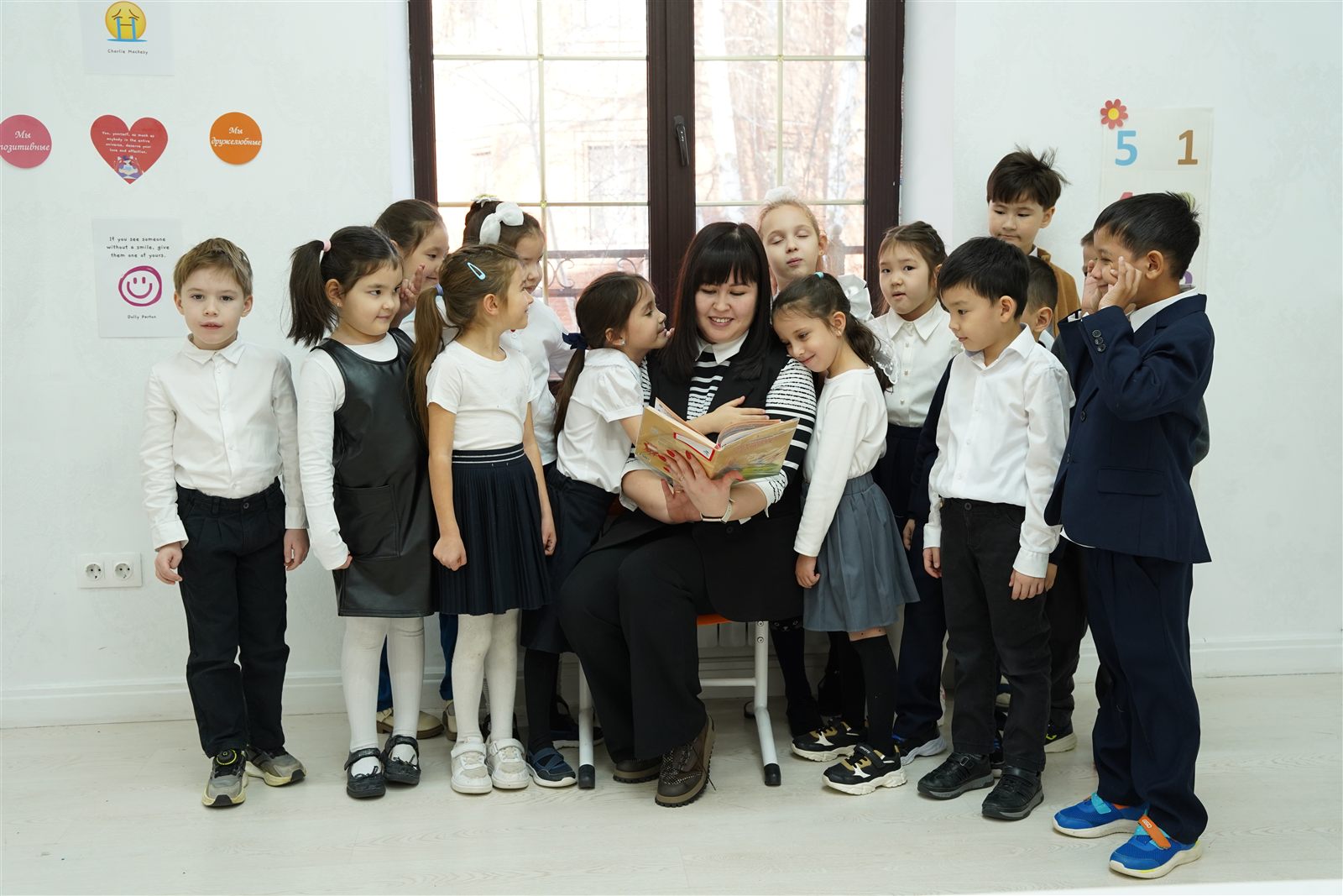 Чтение книги с детьми в светлом классе Arna School